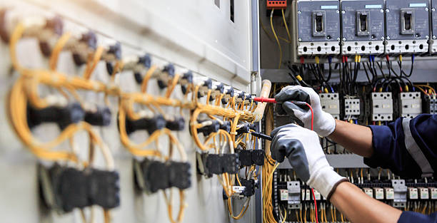 Professional Outlet Repair technician working in Hamilton County County, IA
